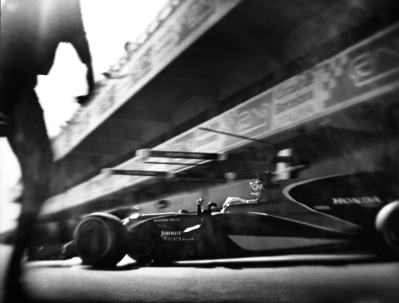 Illustration for article titled This Photographer Shoots 230 MPH Formula One Cars On A Camera From 1913